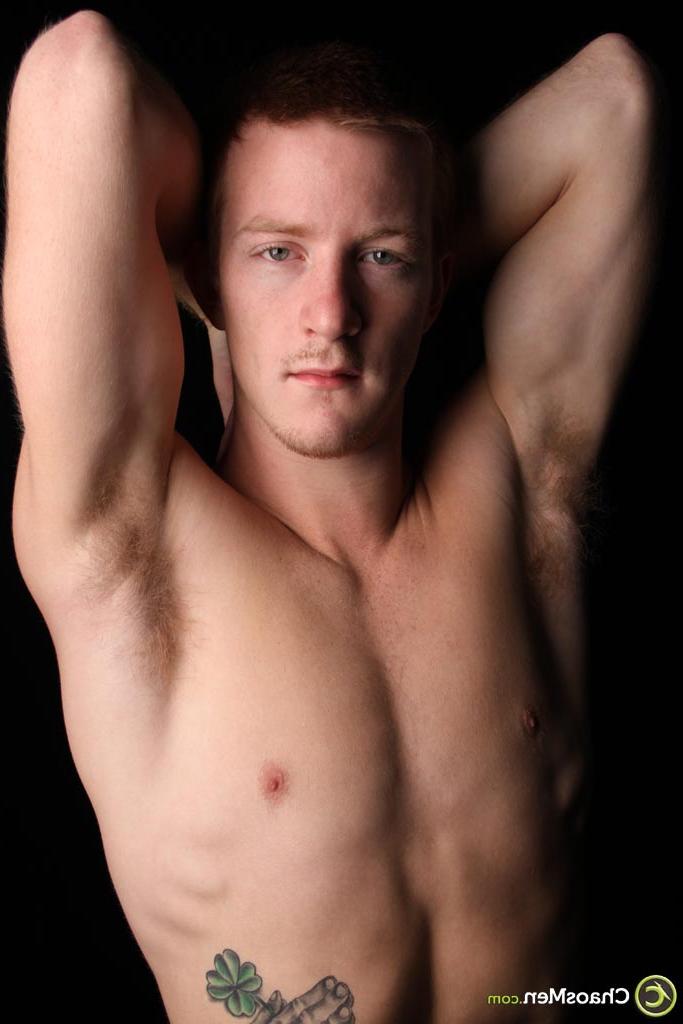 20P El pelirrojo gay peludo franklin muestra su cuerpo atlético desnudo y su gran polla