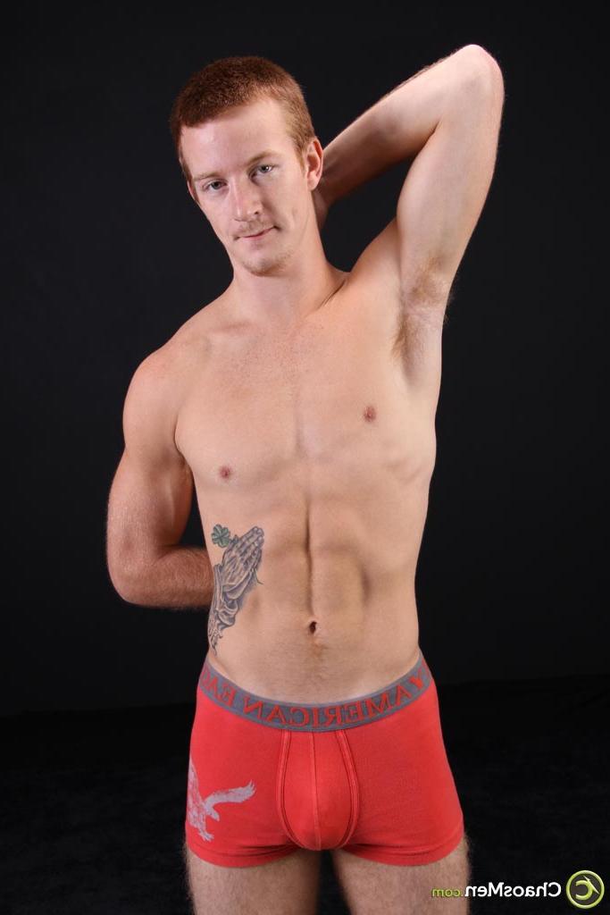 20P El pelirrojo gay peludo franklin muestra su cuerpo atlético desnudo y su gran polla