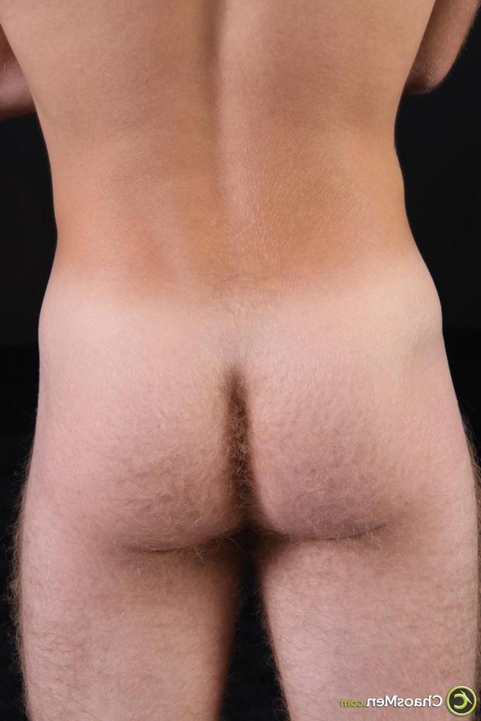 20P El pelirrojo gay peludo franklin muestra su cuerpo atlético desnudo y su gran polla