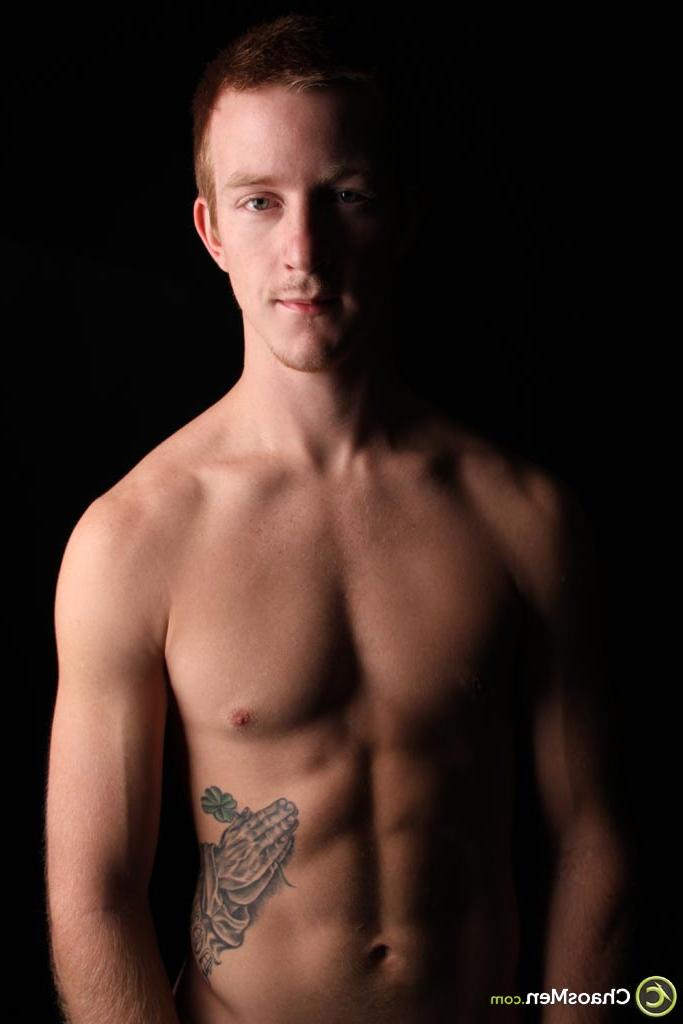 20P El pelirrojo gay peludo franklin muestra su cuerpo atlético desnudo y su gran polla