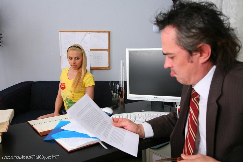 16P Kleines blondes Schulmädchen besteht ihren Kurs, nachdem sie Sex mit ihrer Lehrerin hatte