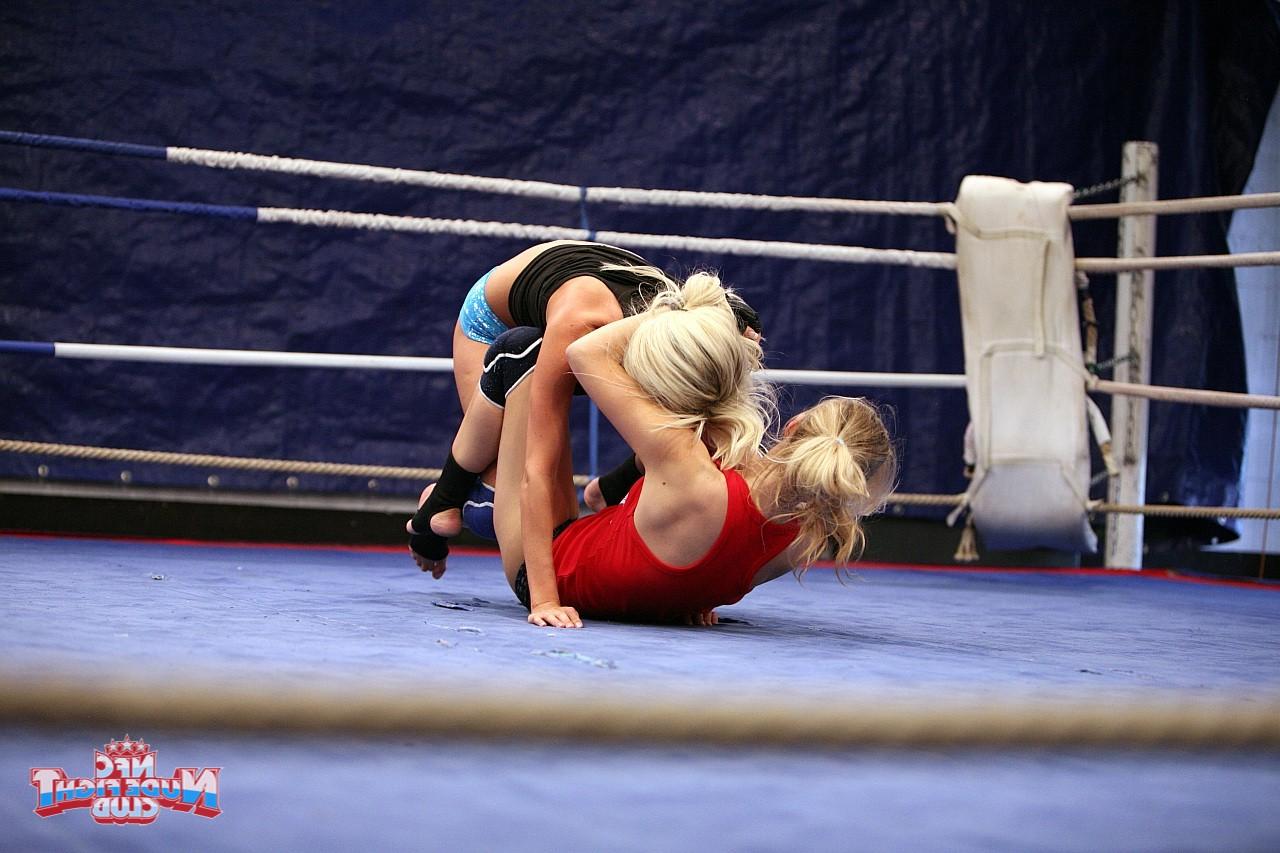 17P Die blonden Mädchen Michelle Moist und Laura Crystal ringen und spielen im Ring