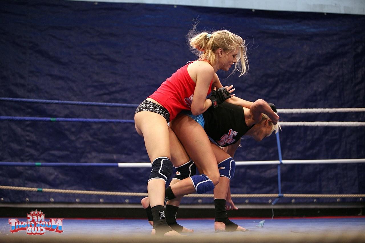 17P Die blonden Mädchen Michelle Moist und Laura Crystal ringen und spielen im Ring