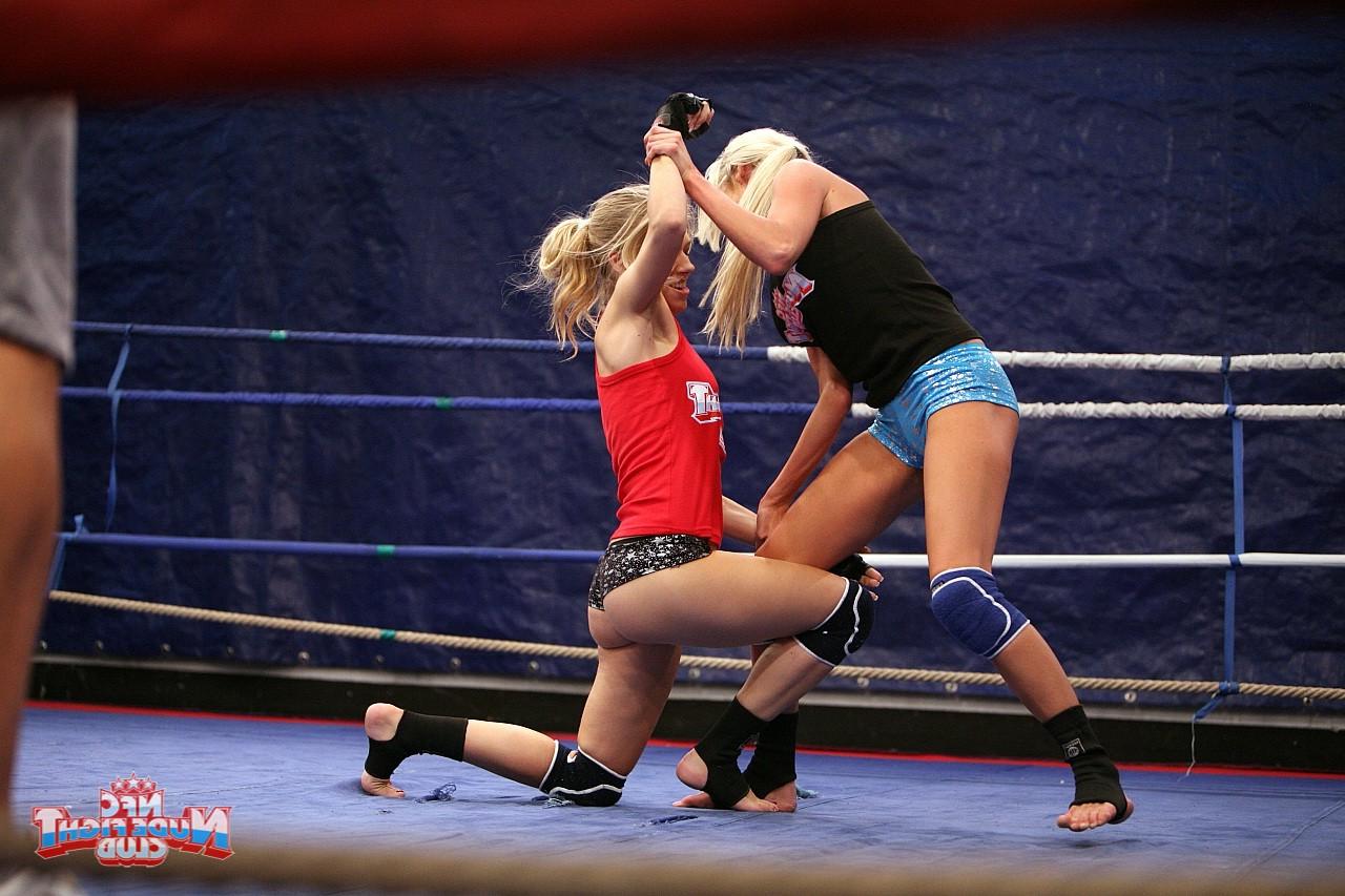 17P Die blonden Mädchen Michelle Moist und Laura Crystal ringen und spielen im Ring