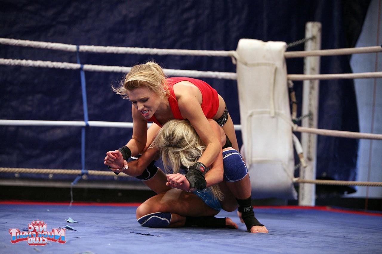 17P Die blonden Mädchen Michelle Moist und Laura Crystal ringen und spielen im Ring