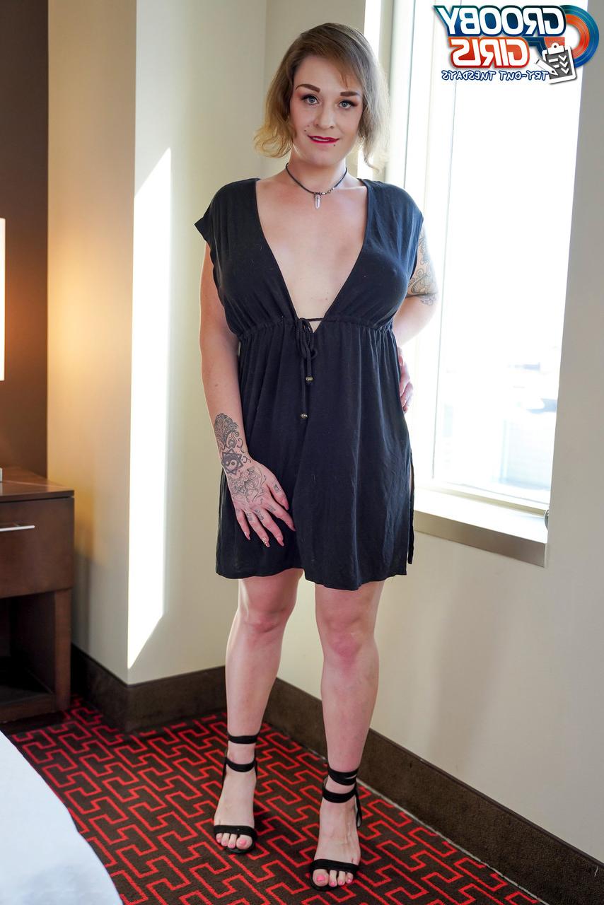 16P A travesti gordinha Belle De Jour mostra seus peitos grandes e seu pau duro na cama