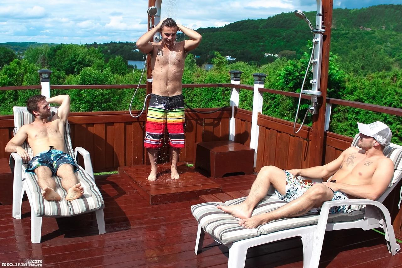 15P Três gays canadenses gostosos se transando em um terraço de madeira