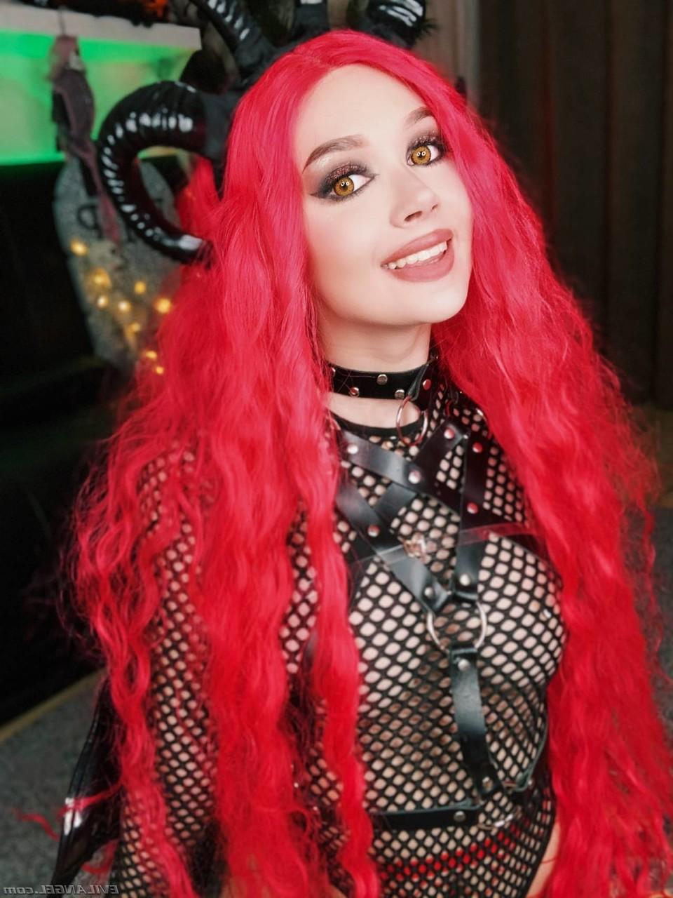 19P Insaciável Scarlet Chase se masturbando, chupando e fodendo no POV