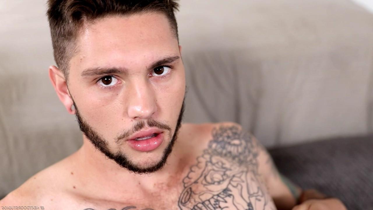 20P Der geile tätowierte schwule Nymphomanin Jake Hart spielt mit seinen harten Nippeln und seinem harten Schwanz