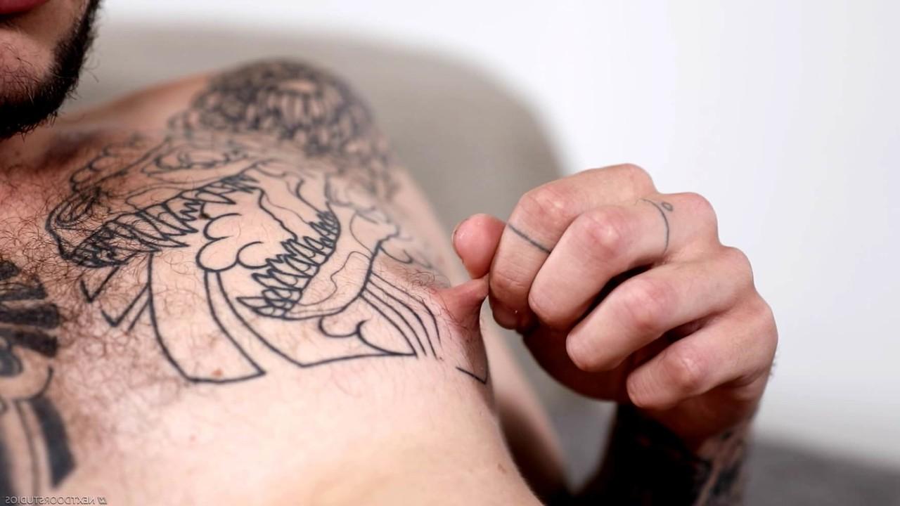 20P Der geile tätowierte schwule Nymphomanin Jake Hart spielt mit seinen harten Nippeln und seinem harten Schwanz
