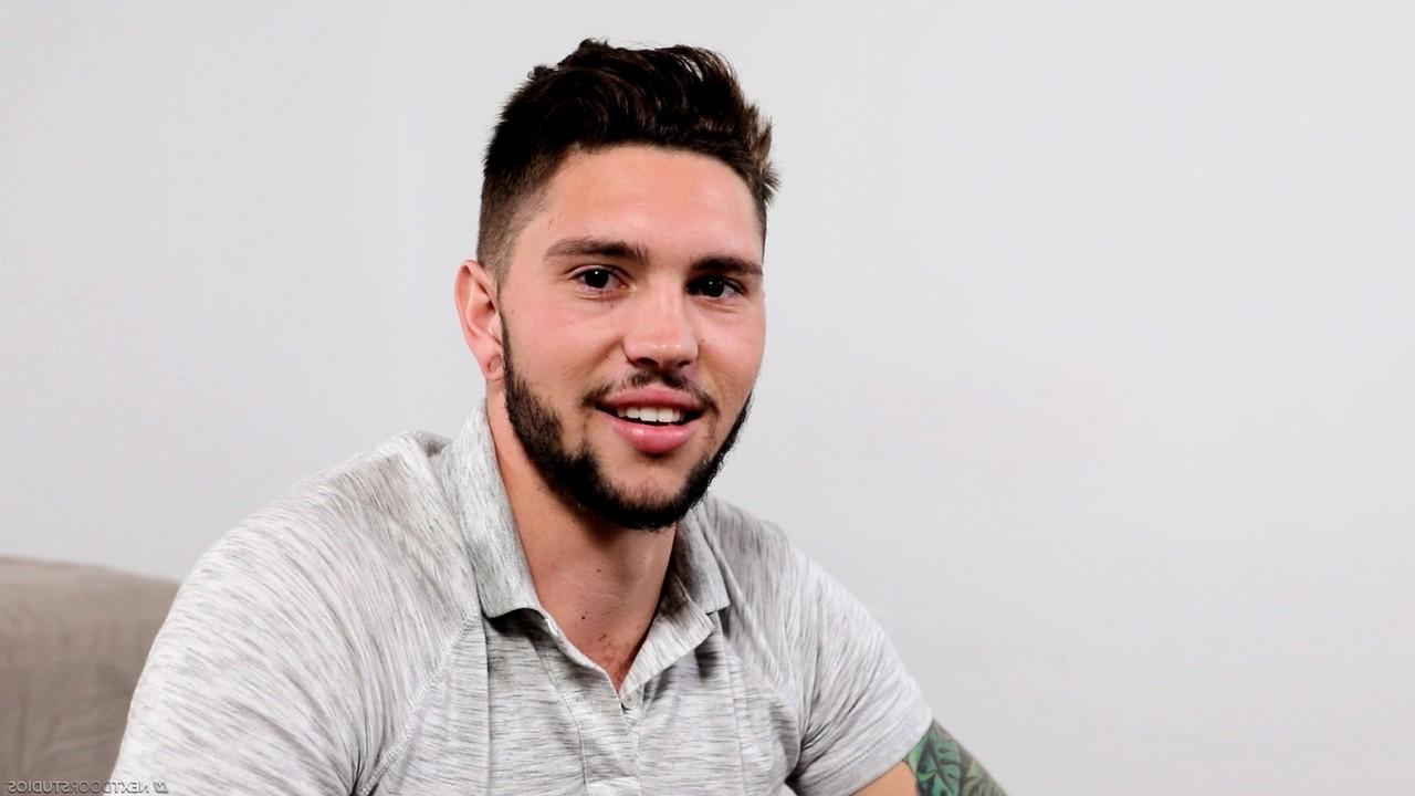 20P Der geile tätowierte schwule Nymphomanin Jake Hart spielt mit seinen harten Nippeln und seinem harten Schwanz