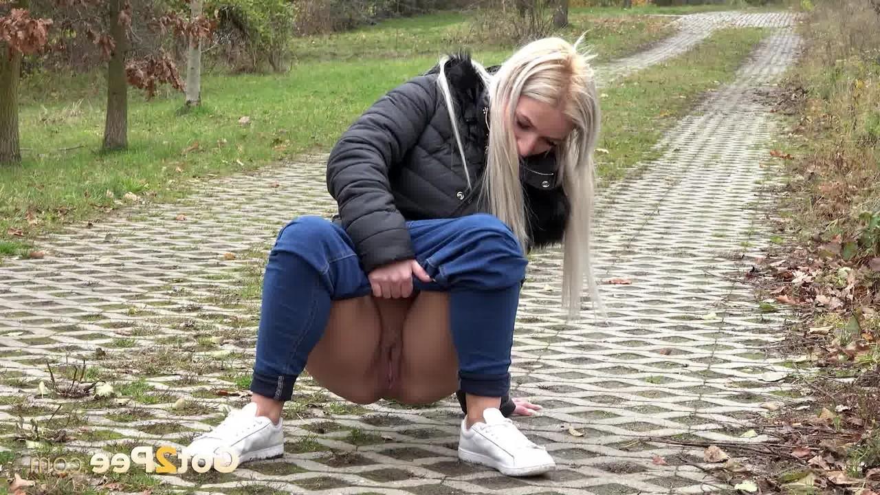 15P A loira Sabina abaixa a calça jeans para fazer xixi no caminho de um parque