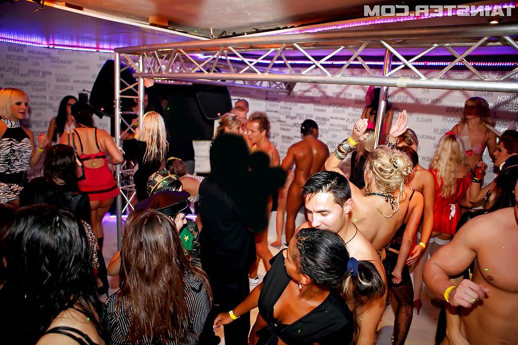 16P Freche europäische Schönheiten lutschen und ficken harte Schwänze auf der verrückten Party