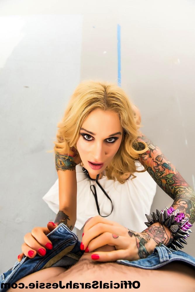 15P La mujer tatuada Sarah Jessie usa collar y correa durante una mamada POV