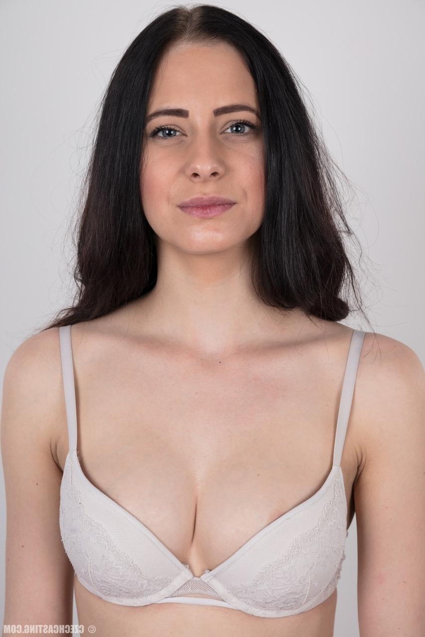 20P Mulher de cabelos escuros e rosto firme modelo nua pela primeira vez