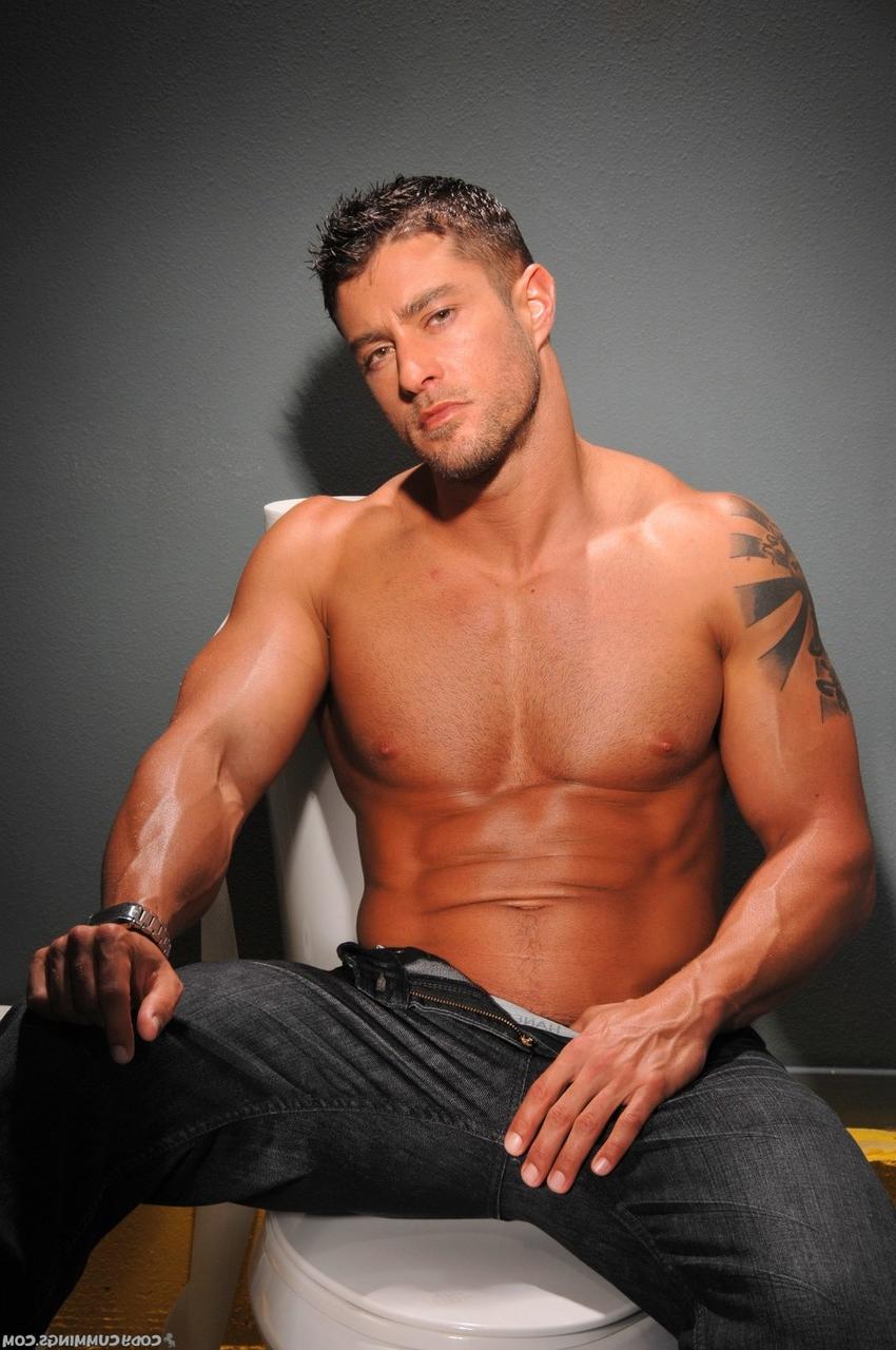 20P Le gay musclé Cody Cummings se déshabille et montre sa grosse bite dans les toilettes