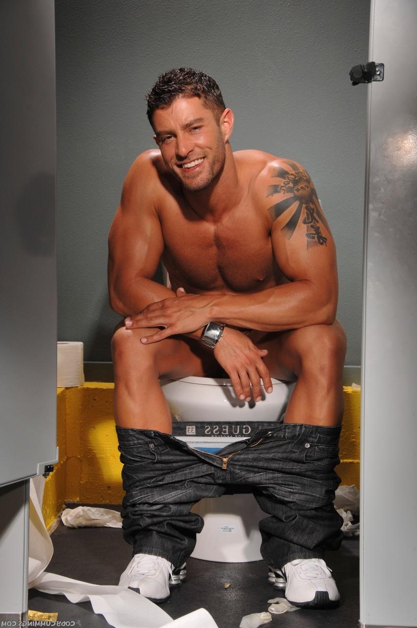 20P Le gay musclé Cody Cummings se déshabille et montre sa grosse bite dans les toilettes