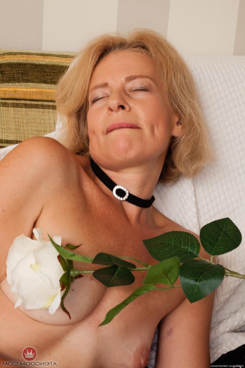 20P A madura checa Diana revela seu corpo bronzeado e esfrega sua vulva peluda