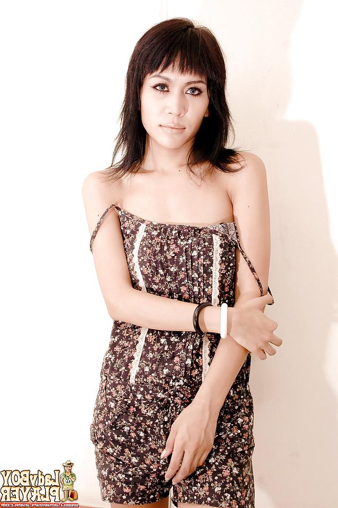 16P Magrinha travesti asiática Belle exibindo peitos minúsculos enquanto modelava sozinha