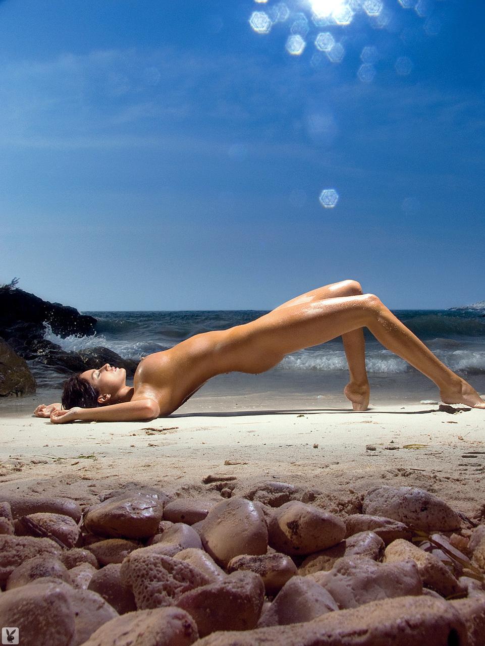 15P MILF polonesa com peitos grandes Sylwia Romaniuk posando nua na praia