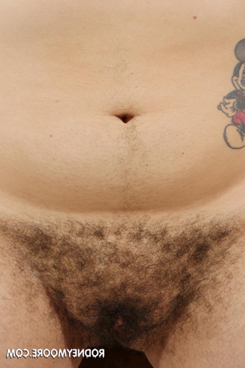 20P A gordinha amadora Scarlett expõe suas axilas peludas e sua vulva em um show solo