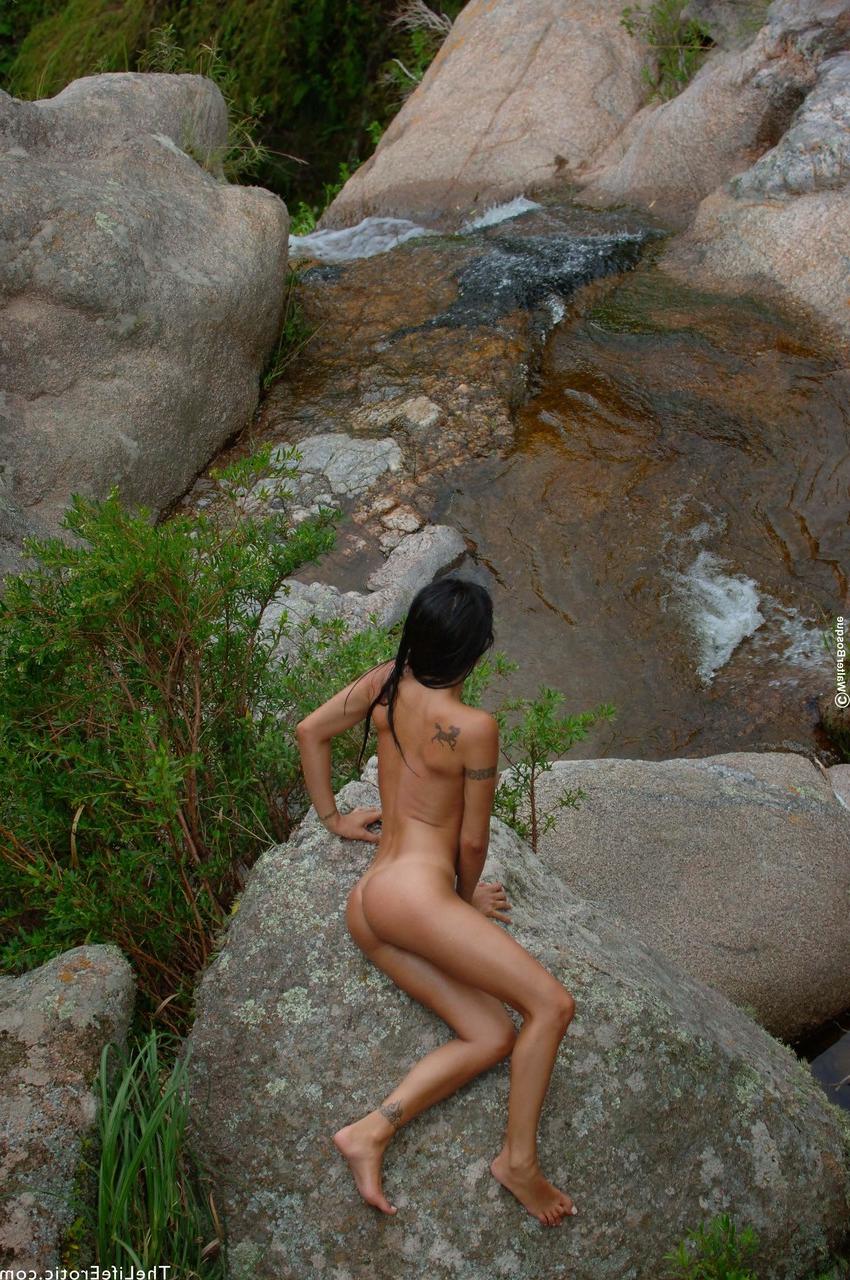 17P Arousing Laura montre son incroyable corps sexy en se baignant dans un lac