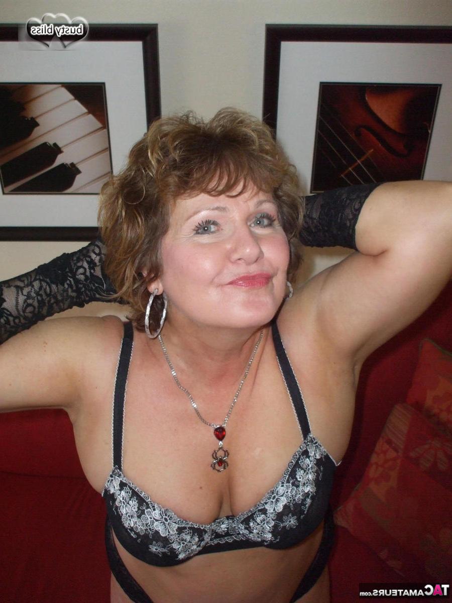 20P A amadora mais velha Busty Bliss coloca seus seios em meias e calcinhas, além de meia-calça
