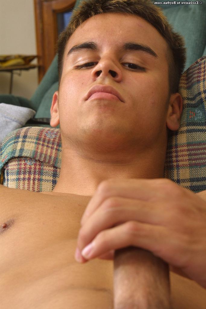 20P O fofo gay gostoso Matt perde o short e a camisa e toca seu pau gordo