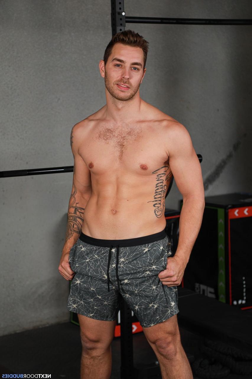 20P Atletas gays musculosos Carter Woods e Kyle Fletcher tiram e transam na academia