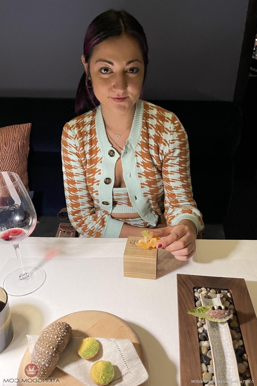 20P A morena sexy Lily Adams espalha sua buceta aparada de perto ao ar livre