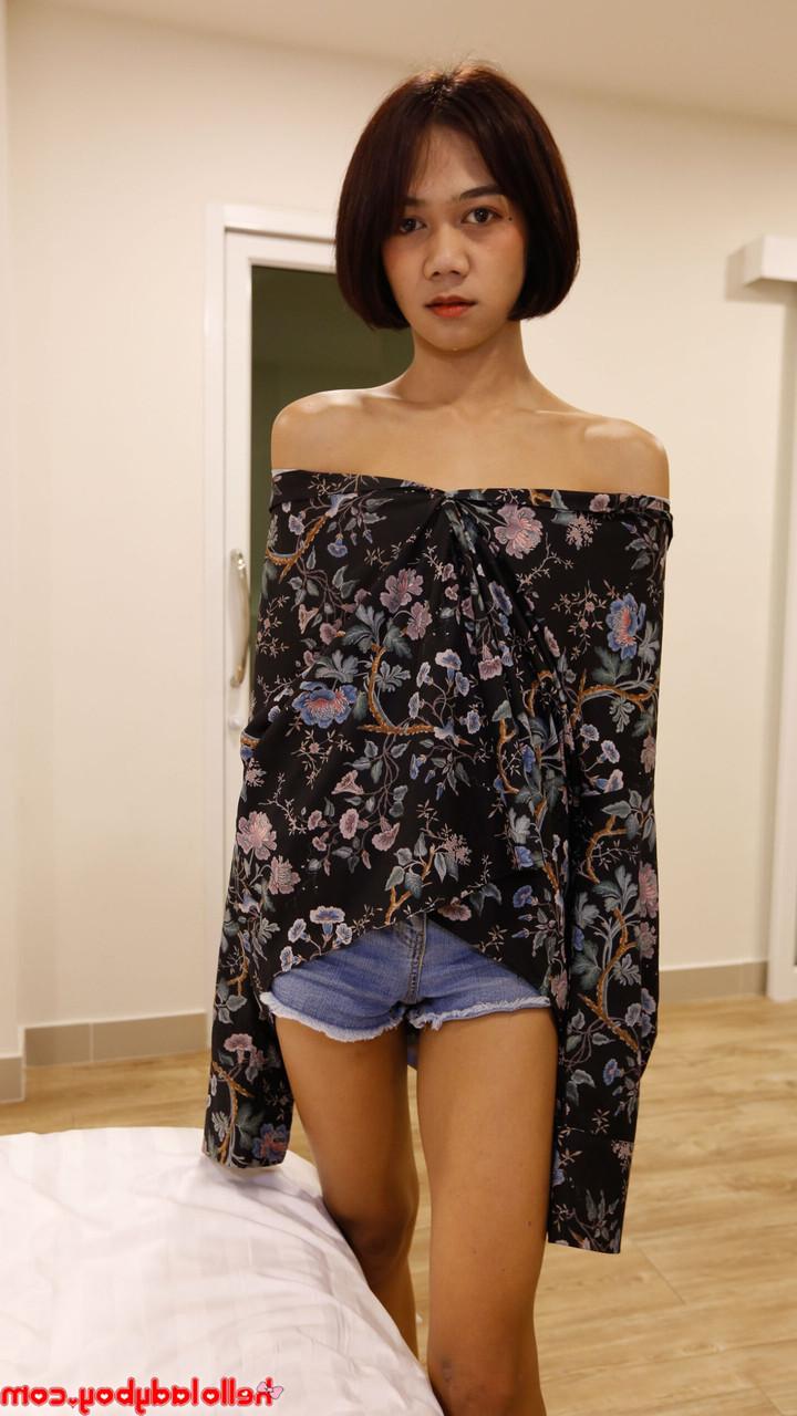 20P A tímida travesti asiática Pon revela seus peitos pequenos e sopra um pau no POV