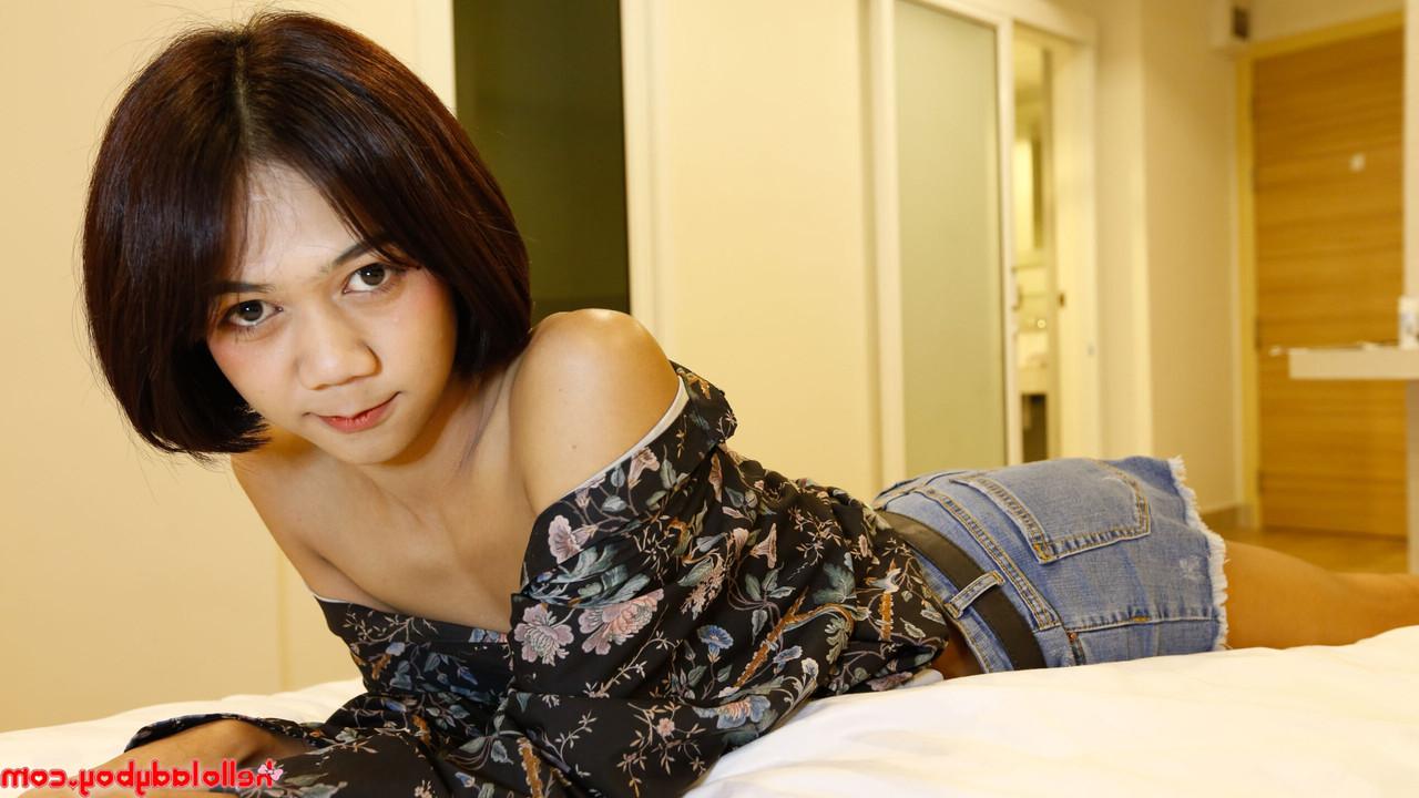 20P A tímida travesti asiática Pon revela seus peitos pequenos e sopra um pau no POV