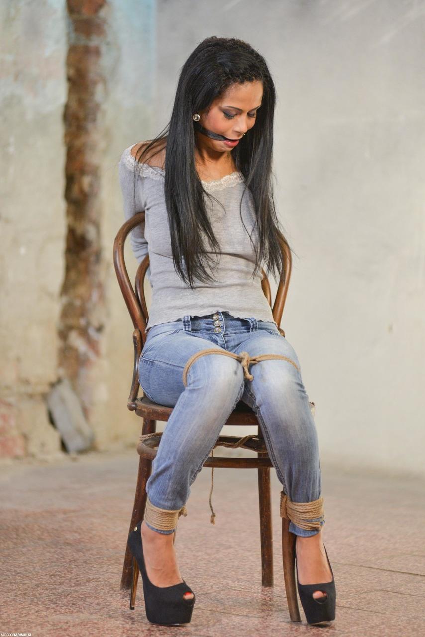 20P Ebony Isabella Chrystin tem seus seios expostos e acariciados enquanto está amarrada a uma cadeira