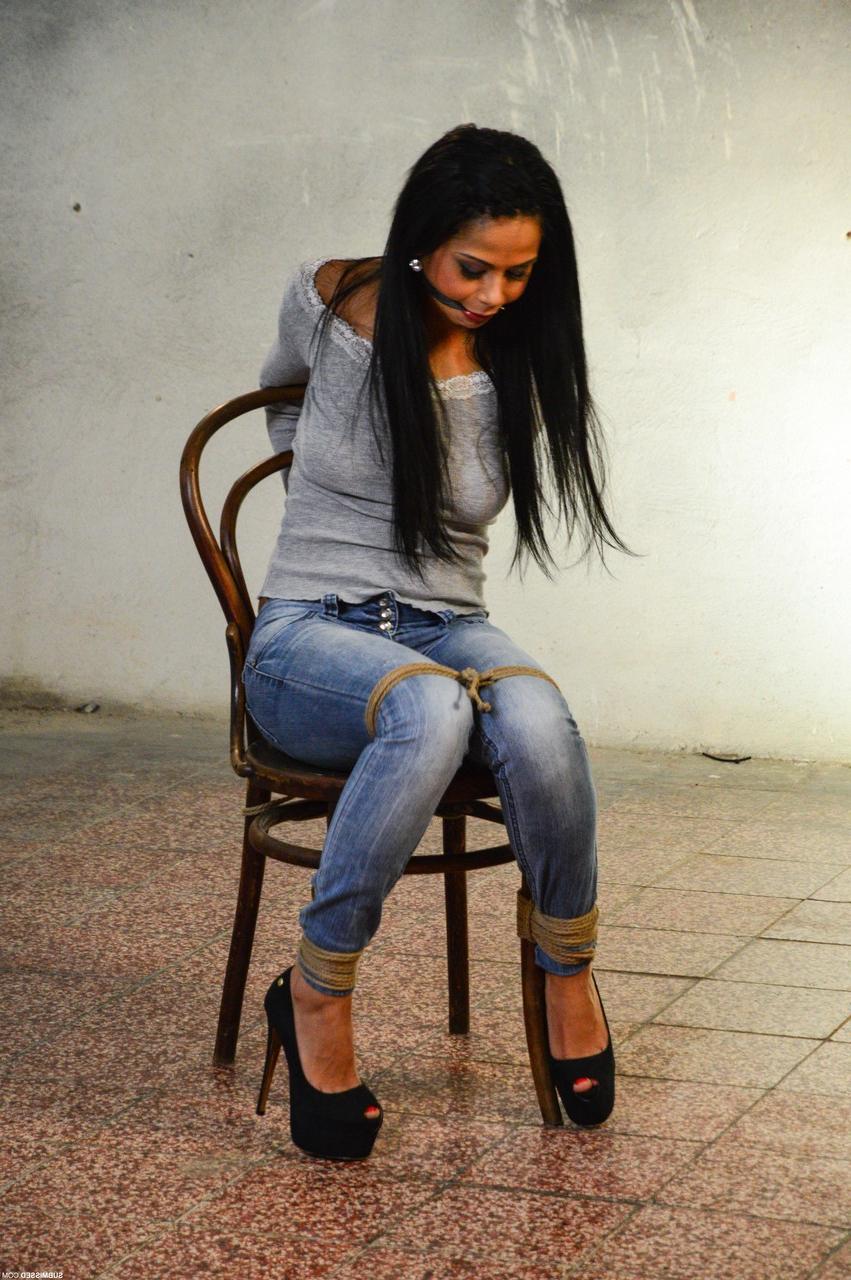 20P Ebony Isabella Chrystin tem seus seios expostos e acariciados enquanto está amarrada a uma cadeira