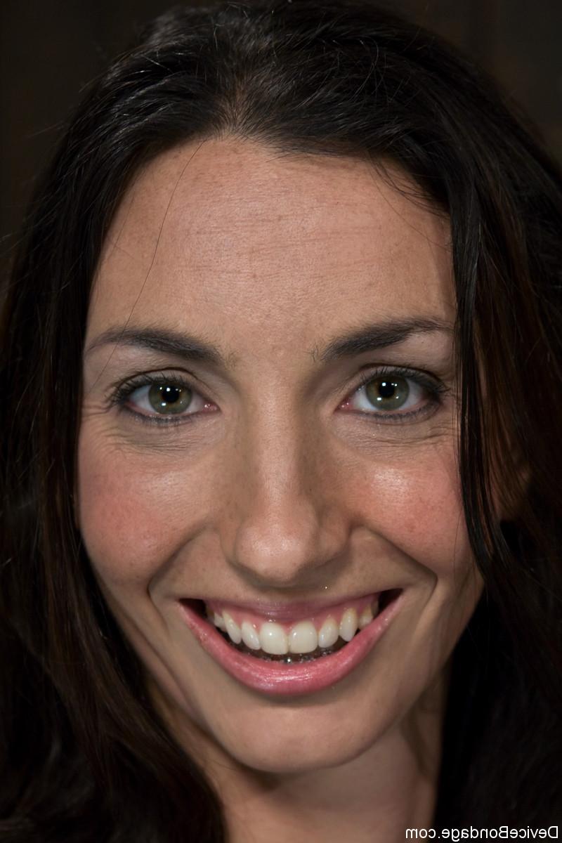 20P La plantureuse Claire Dames et la cornée Wenona se masturbent sur un appareil BDSM.