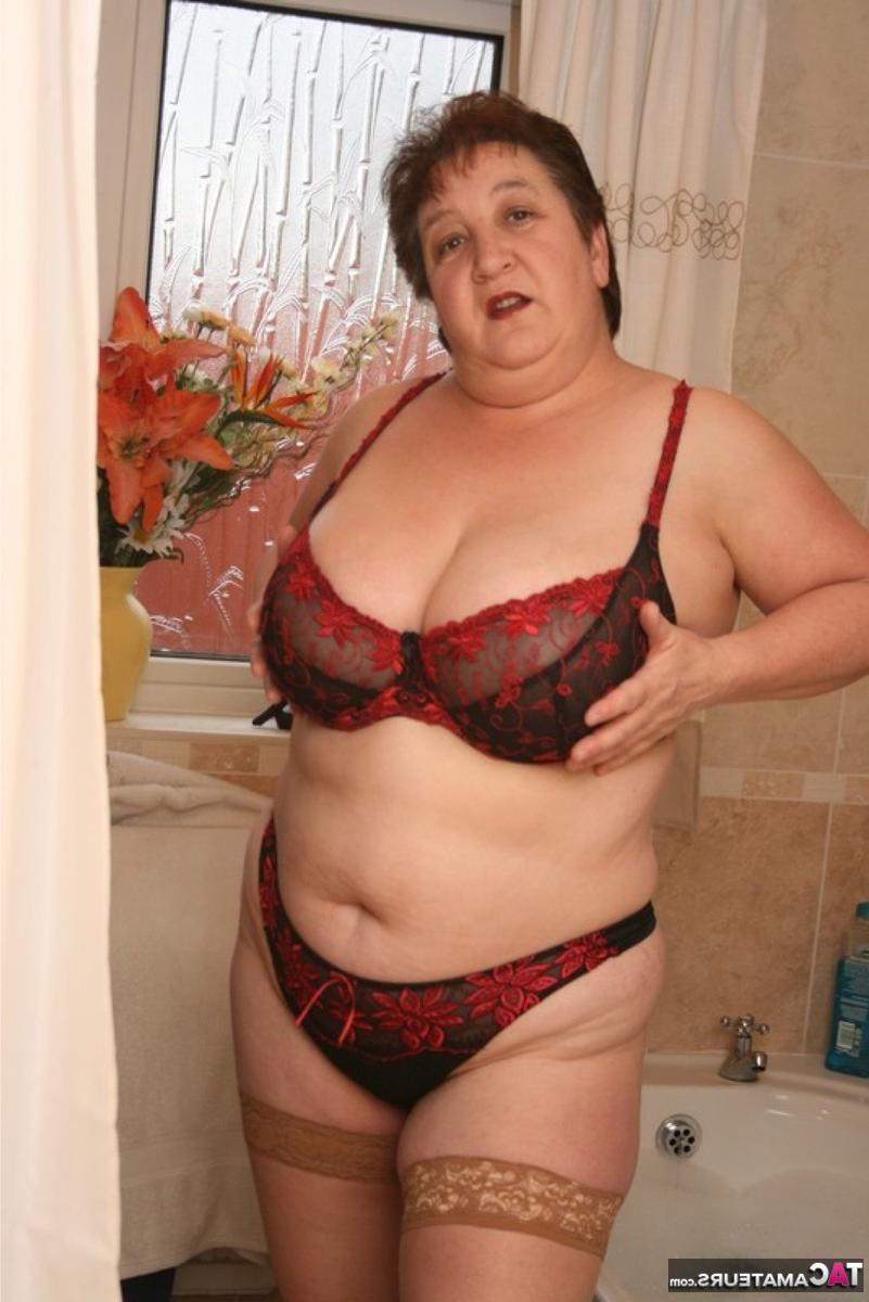 16P A gorda madura Kinky Carol tira a lingerie enquanto se prepara para tomar banho