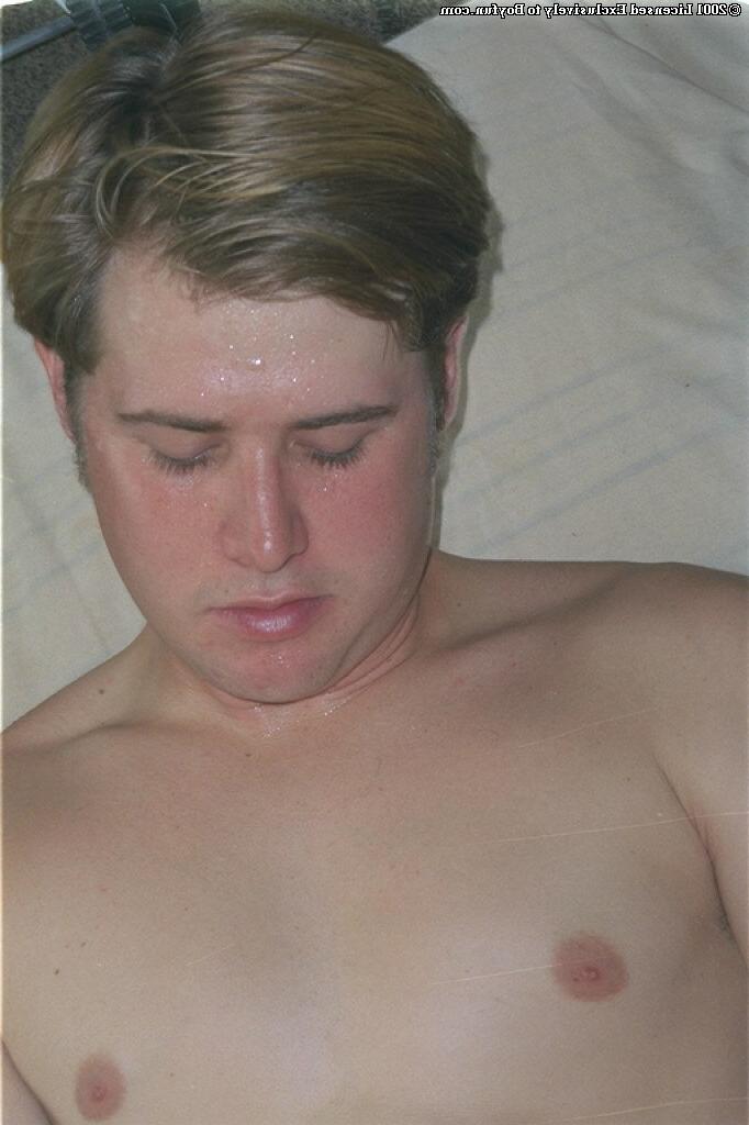 20P Der bezaubernde schwule blonde Jacob massiert seinen unbeschnittenen Schwanz und seine Eier in einem Solo