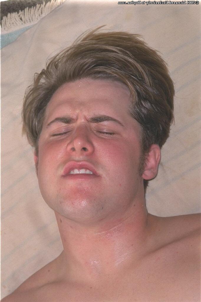 20P Der bezaubernde schwule blonde Jacob massiert seinen unbeschnittenen Schwanz und seine Eier in einem Solo