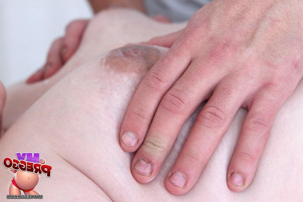 15P Femme enceinte se fait doigter la chatte rasée au cours d'un massage