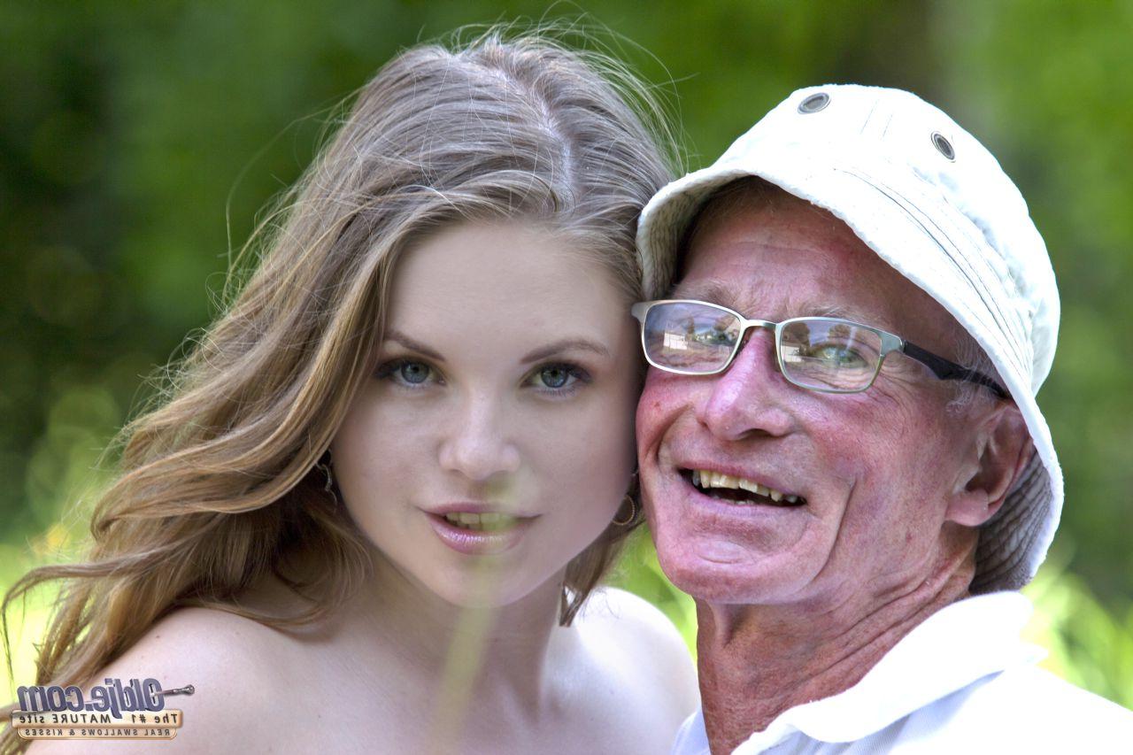 20P A adolescente excêntrica Alessandra Jane recebe cunilíngua e uma foda forte de um homem muito velho
