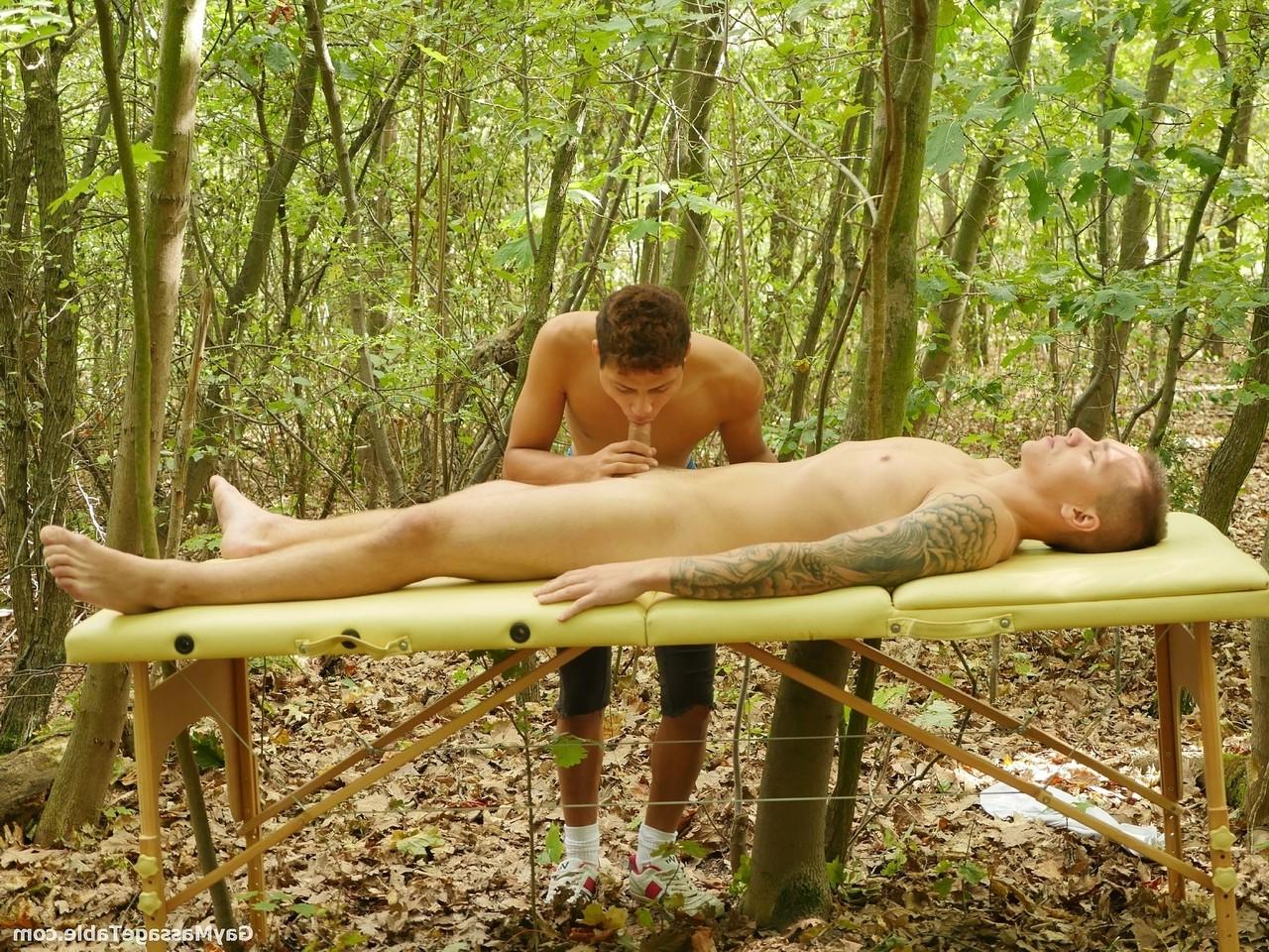20P Os gays sensuais Jerome Fisher e Marion Anel transam em uma mesa de massagem na floresta