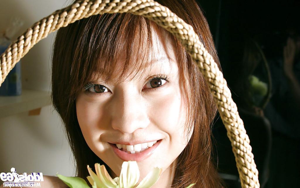16P A linda asiática Ayumi Motomura exibindo suas pequenas curvas