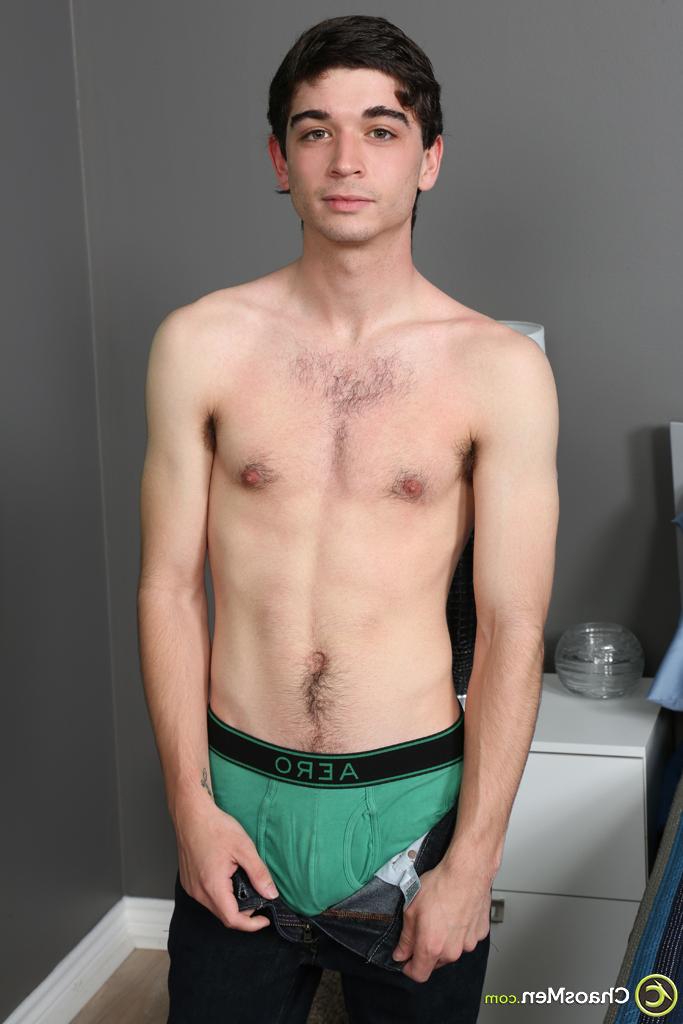 20P La dulce morena gay Nelson pierde la ropa y hace alarde de su larga y dura polla
