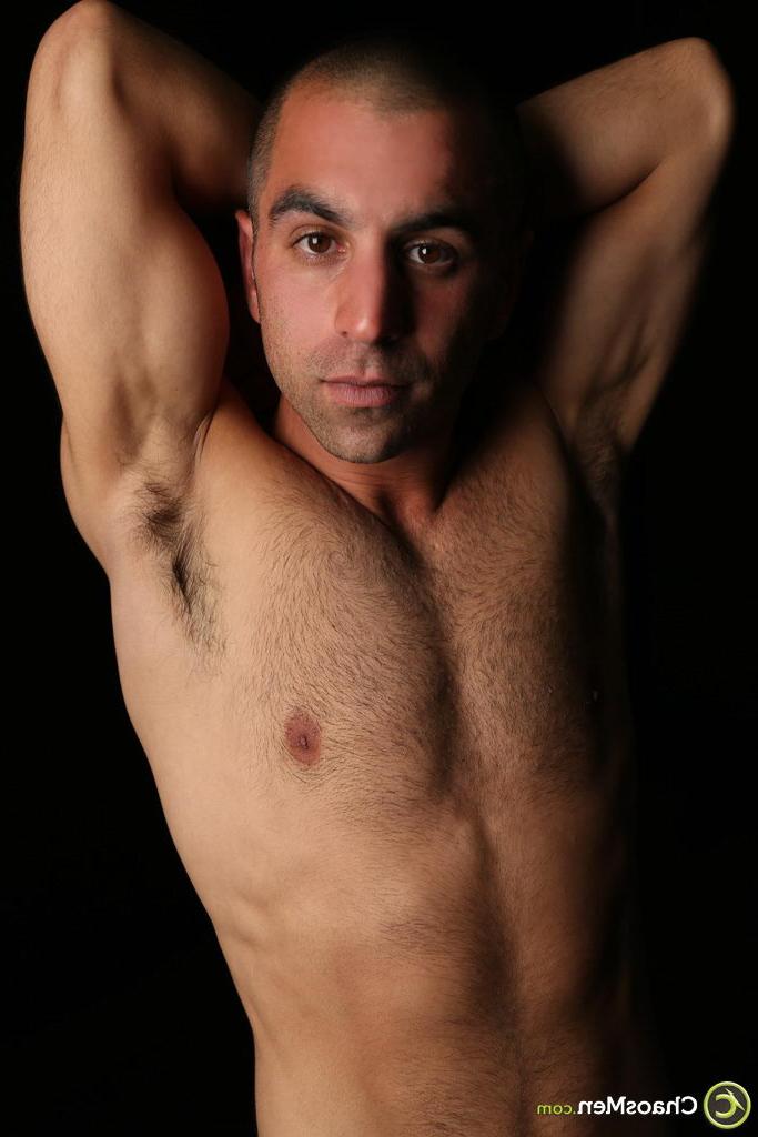 20P Le bel homme gay Vaughan Amir dévoile son corps poilu et lui caresse la bite