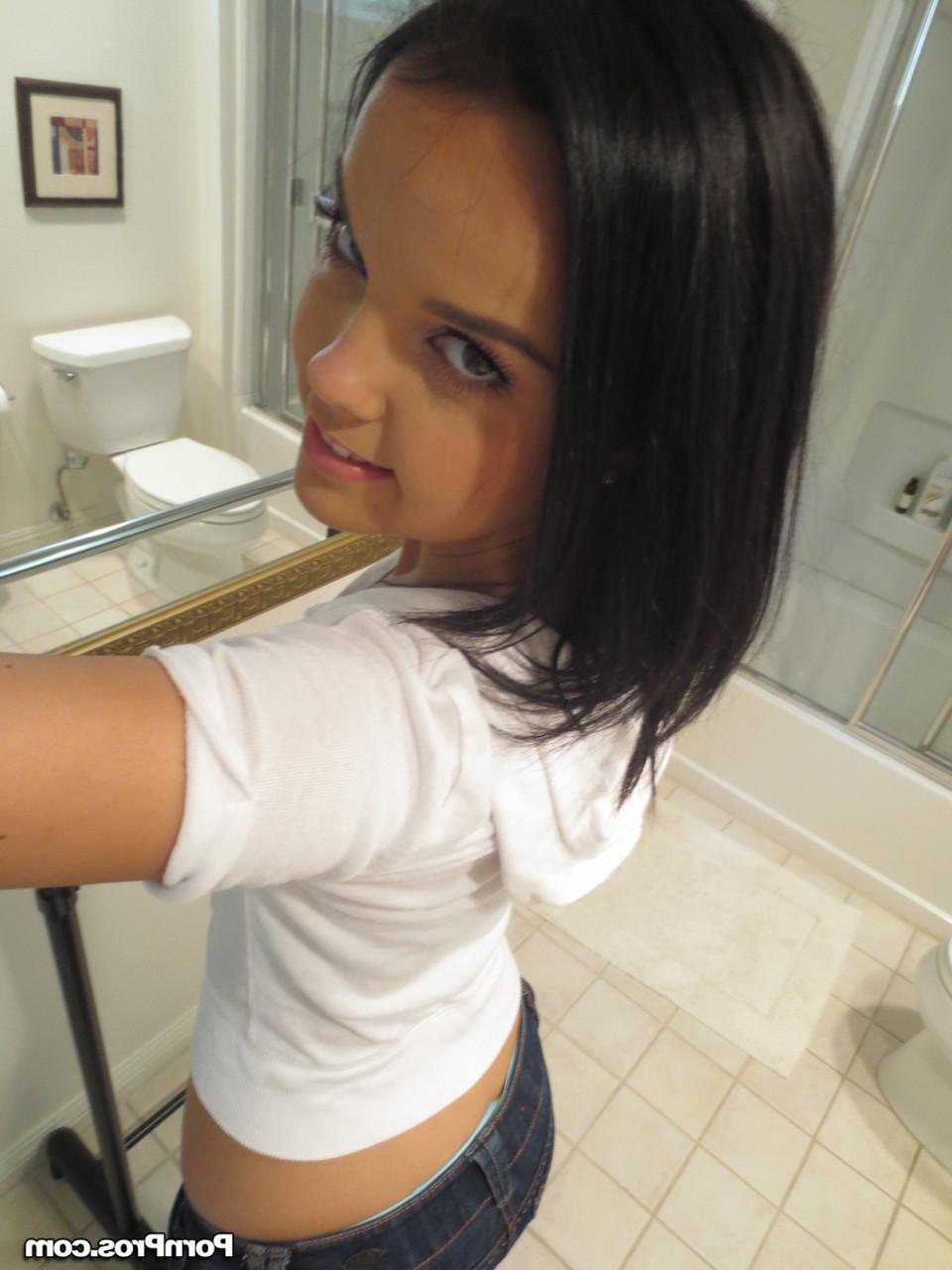 17P A linda boneca pornstar Dillion Harper grava a si mesma e mostra os seios em solo caseiro