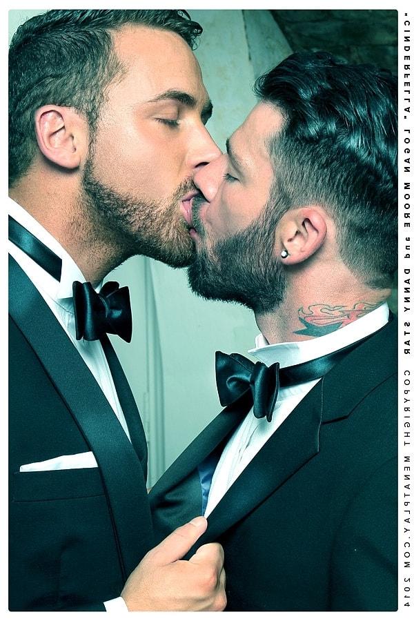 20P Empresários gays Danny Starr e Logan Moore fazendo sexo anal na escada
