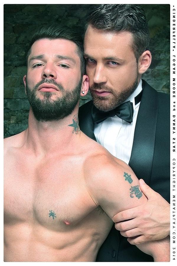 20P Empresários gays Danny Starr e Logan Moore fazendo sexo anal na escada