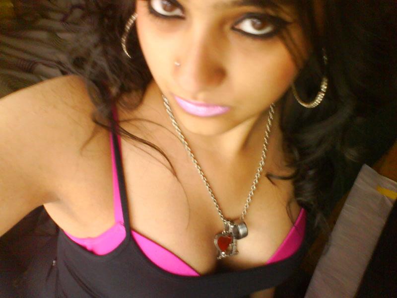 10P Une jolie fille indienne expose son épaule nue lors d'une auto-photographie