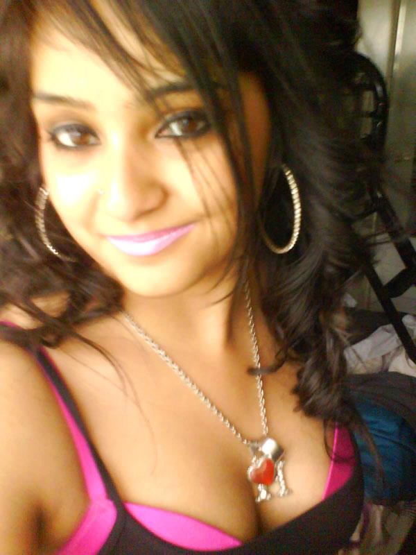 10P Une jolie fille indienne expose son épaule nue lors d'une auto-photographie