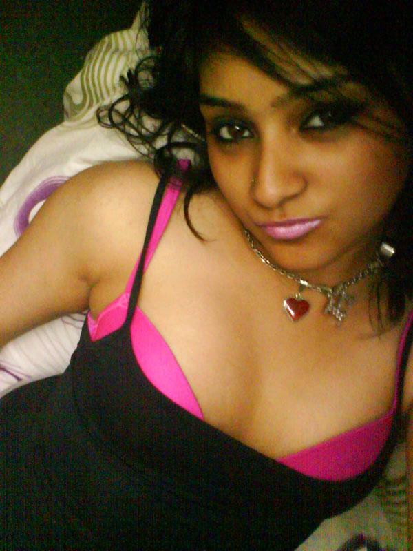 10P Une jolie fille indienne expose son épaule nue lors d'une auto-photographie